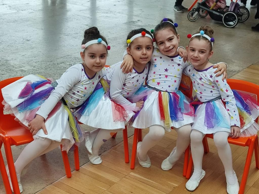 Renkli kostümlü çocuklar poz