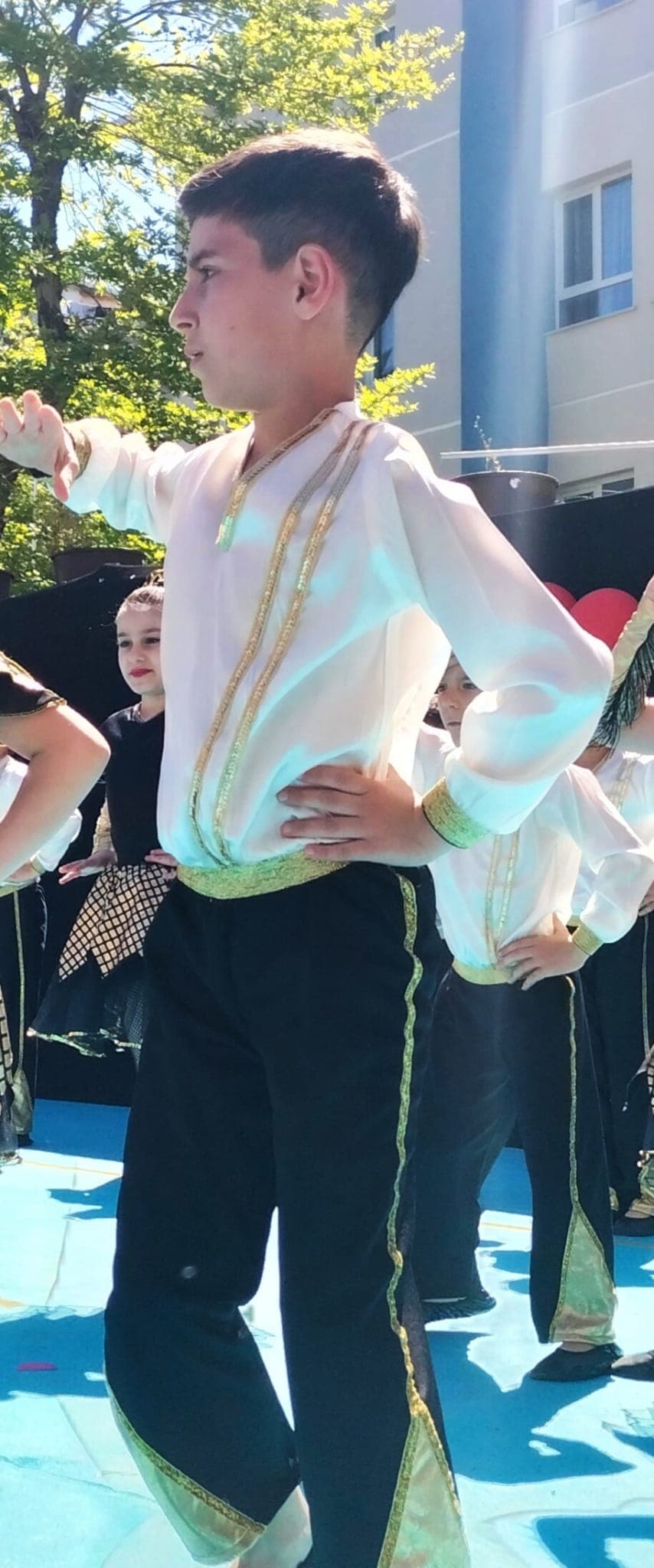 Erkek çocuk beyaz-altın sahne kostümü